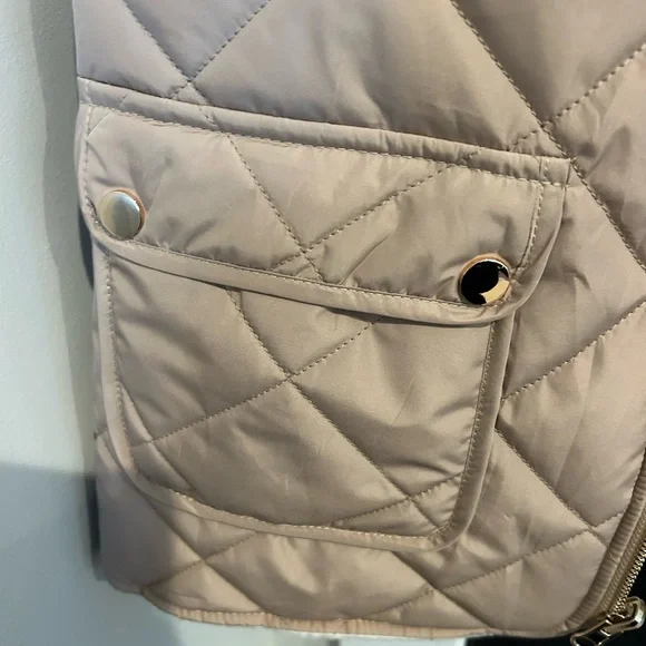 Amazon Essentials Women's Beige Quilted Puffer Vest - Picture 5 of 7